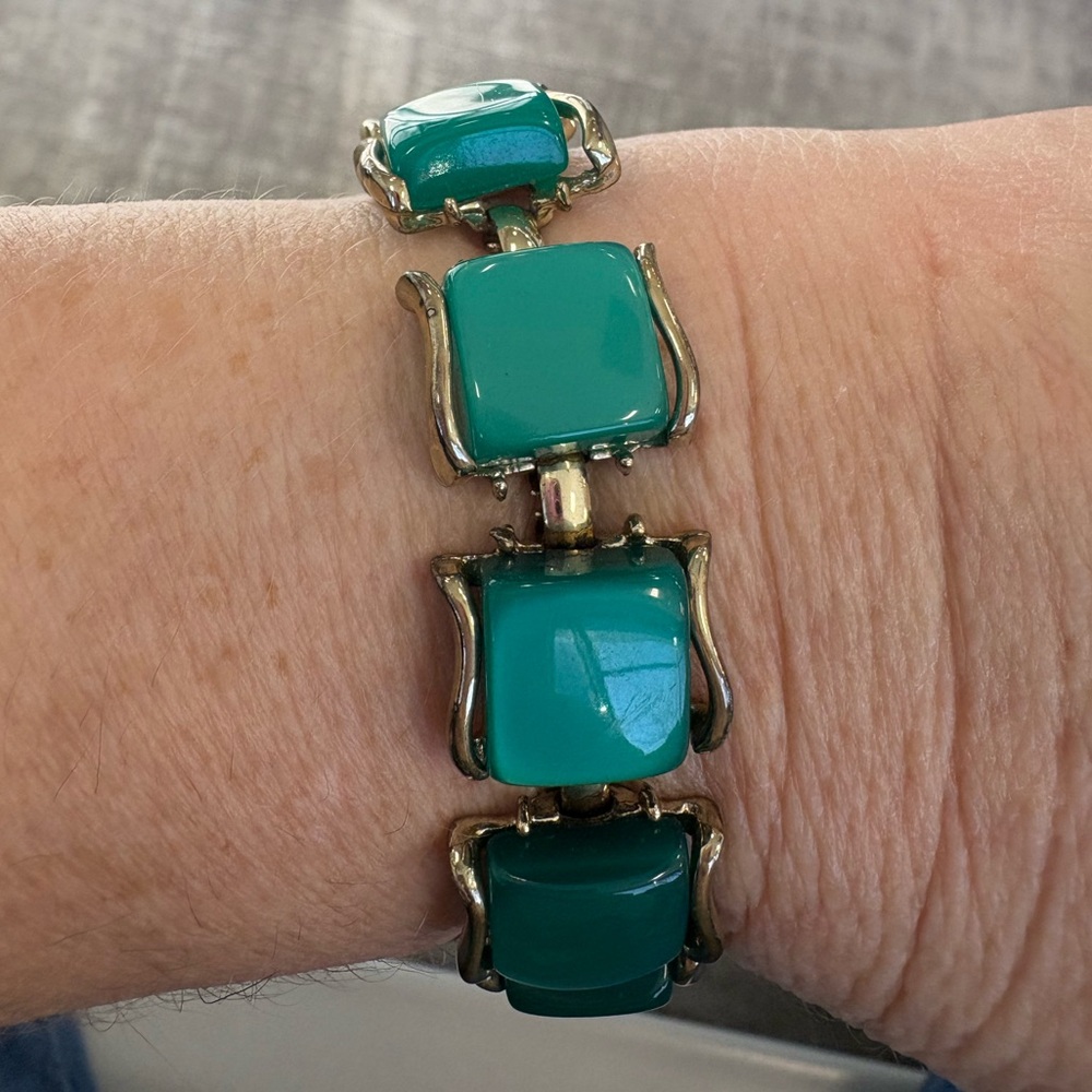 Elegant 1950’s Coro, Green Thermoset Bracelet